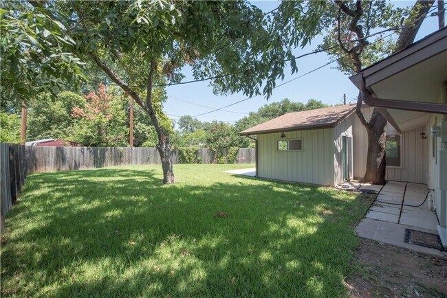 Building Photo - 2902 Silverleaf Dr