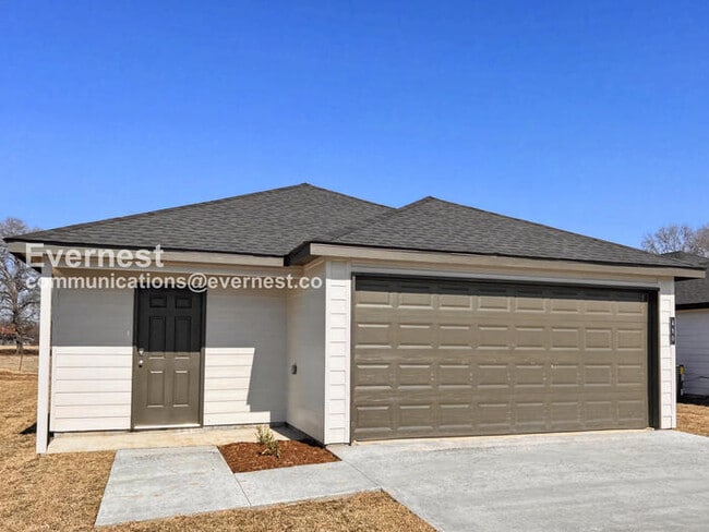 Building Photo - 3 Bed/2 Bath Home with Attached Garage / Pet-Friendly / Vouchers Accepted / Available Now!