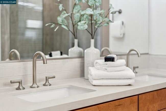 Building Photo - 1756 Cole Ave