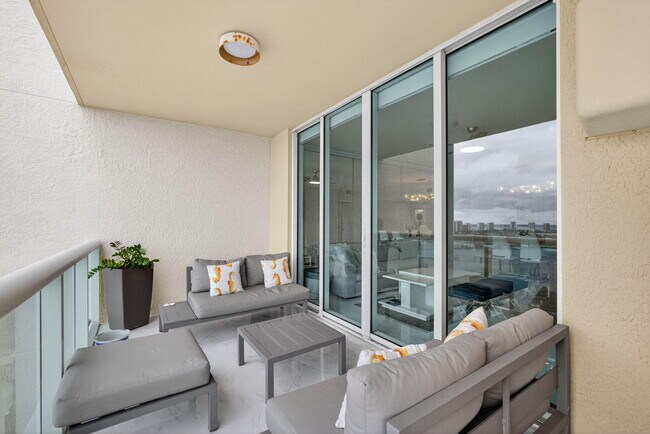 Building Photo - 2650 Lake Shore Dr