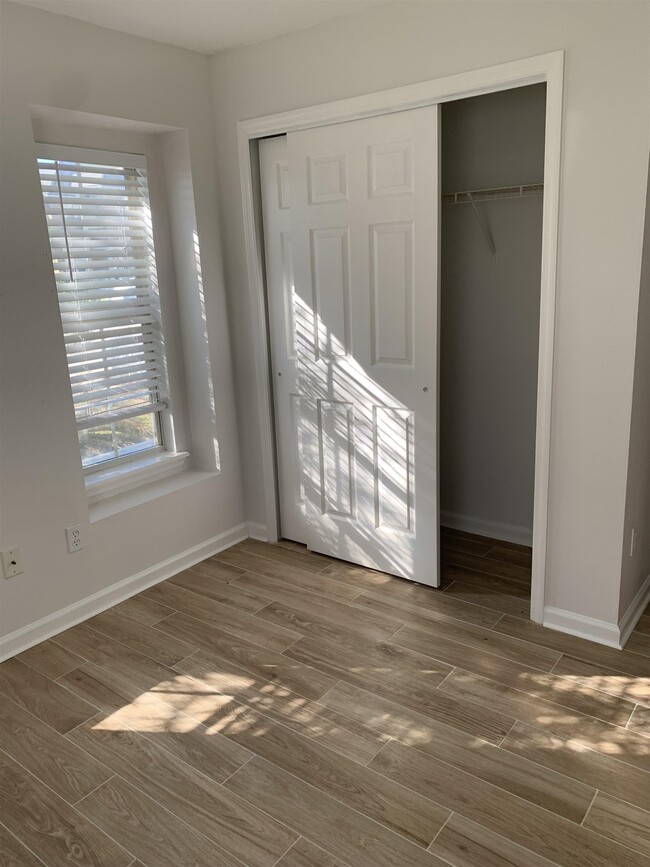 Building Photo - 100 Camden Cay Dr