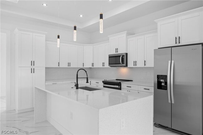 Building Photo - 719 Fullerton Ave S