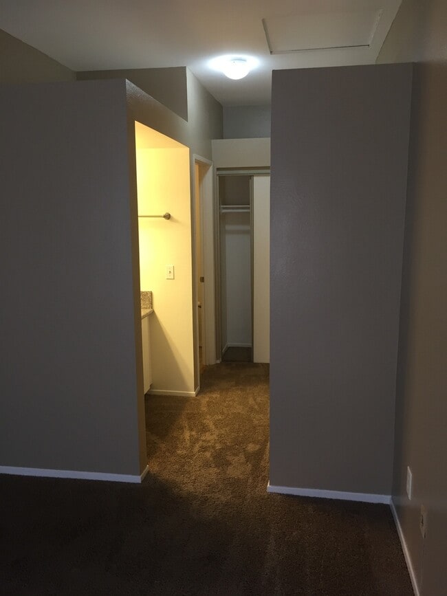 Building Photo - Large Condo with 2 bedrooms, 2 baths
