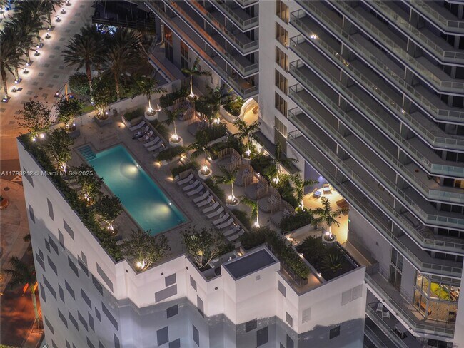 Building Photo - 1300 Brickell Bay Dr