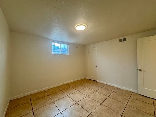Building Photo - Large 2 Bedroom 1 Bath Unit Available NOW!!