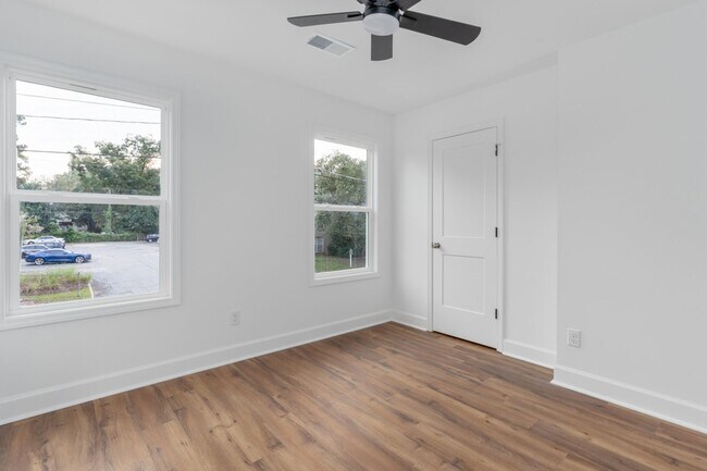 Building Photo - Pre-Leasing for the 26-27 School Year! Unb...