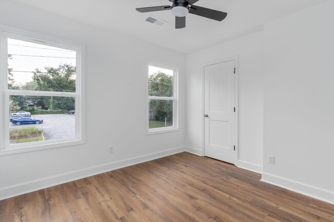 Building Photo - Pre-Leasing for the 26-27 School Year! Unbeatable Location