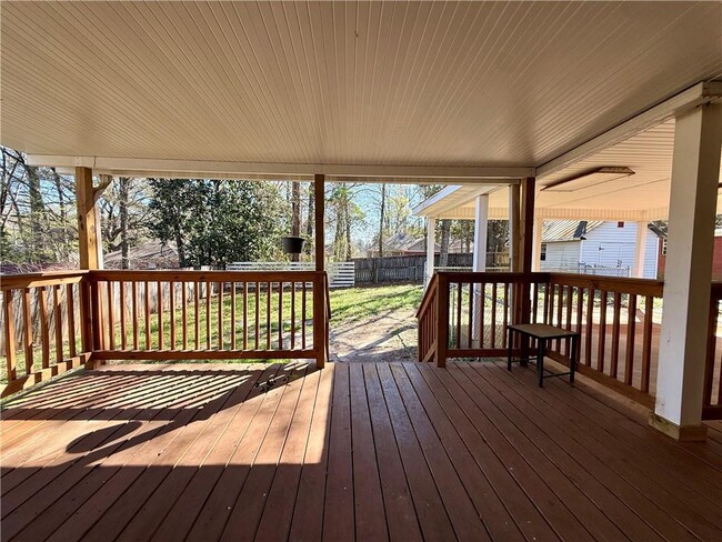 Building Photo - 955 Louise Ave