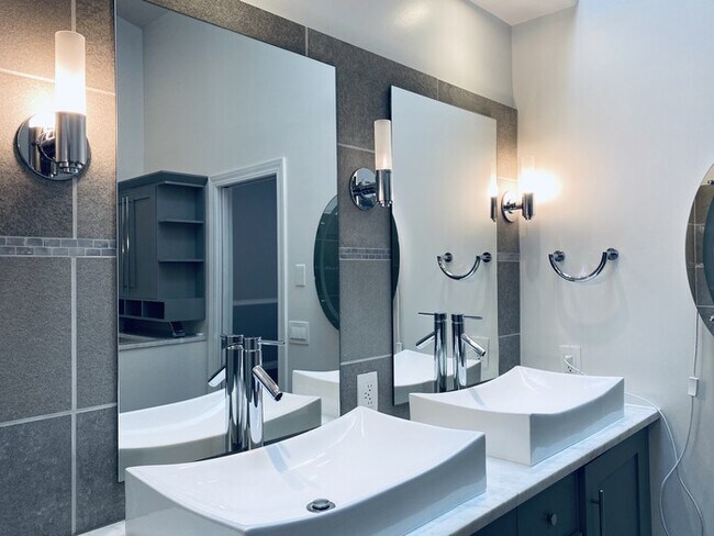 Building Photo - 5 Bedroom Craftsman - Home Great Schools -...