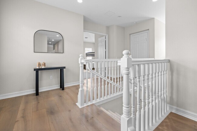 Building Photo - 3 Bed + Flex, 3 Bath 2,686 Sq Ft - Top Floor Coach Home