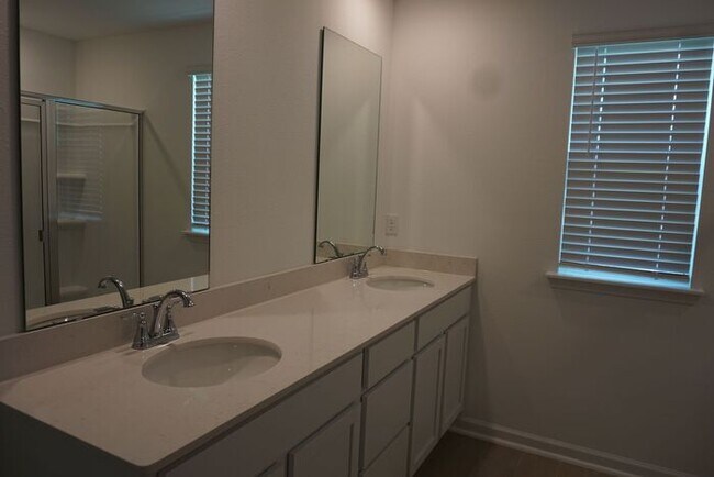 Building Photo - Newly Built 3 Bedroom 2.5 Bathroom Home wi...