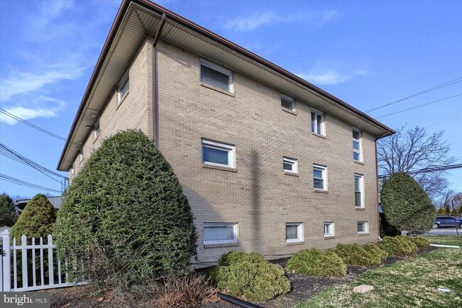Building Photo - 1020 Bridge St