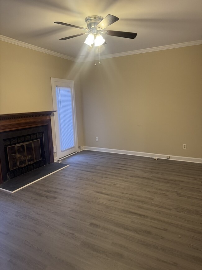 Building Photo - Adorable 2 Bedroom Town Home! New Flooring...