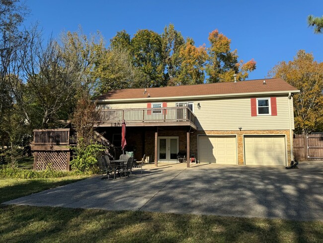 Building Photo - Cute Remodeled Ranch in Bellevue Cul-de-Sac