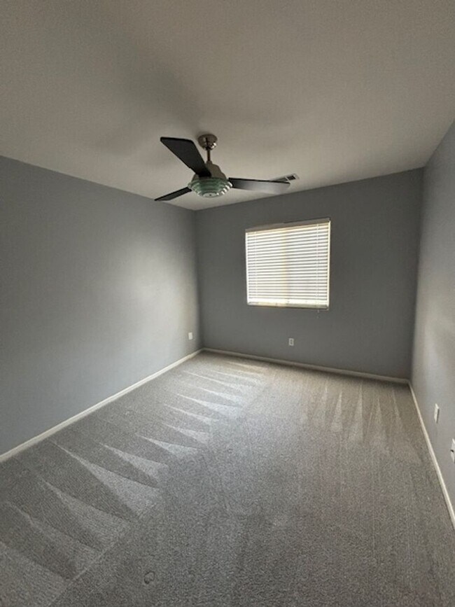 Building Photo - Clean 3 Bedroom / 2 Bathroom Home in Rosed...