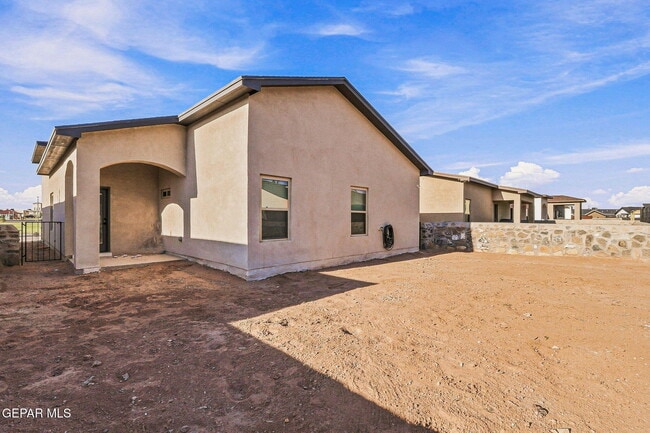 Building Photo - 7420 Norte Vly Ln