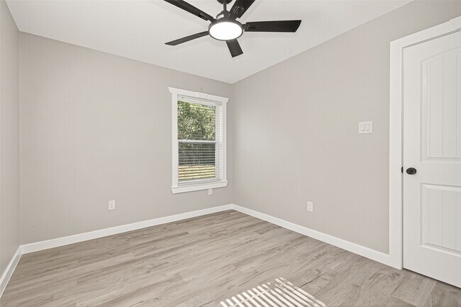 Building Photo - 10531 Royal Oaks Dr