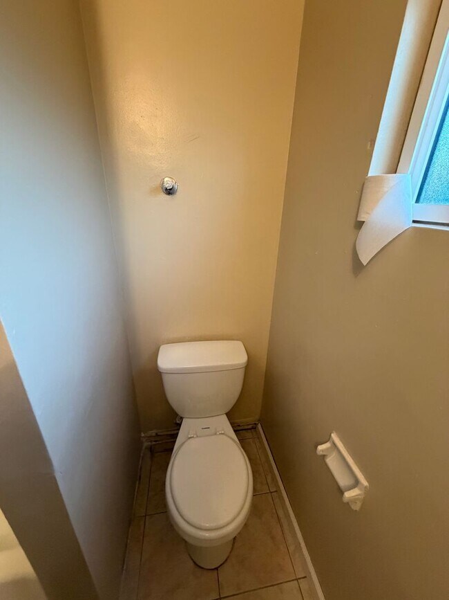 Building Photo - Affordable 3 BD 2 BA house in SW Bakersfield on a corner lot