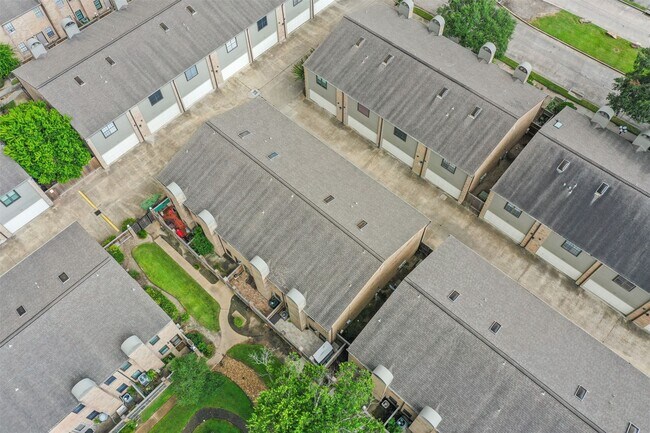 Building Photo - 9850 Pagewood Ln