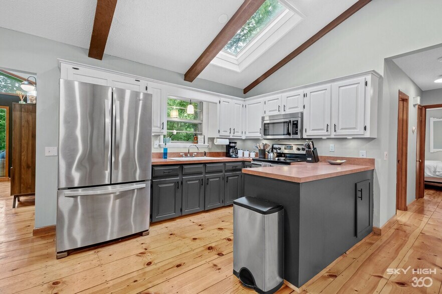 Building Photo - 20410 Valley Dr
