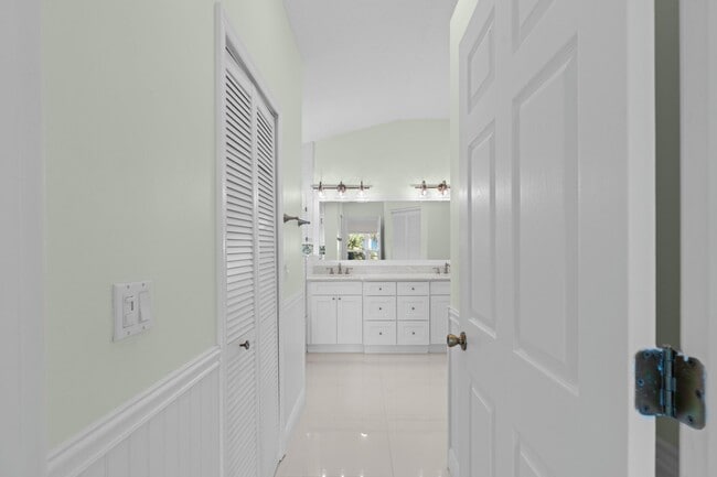 Building Photo - 1151 Delray Lakes Dr