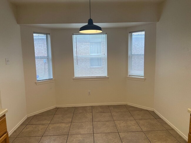 Building Photo - 2408 Thoroughbred Dr