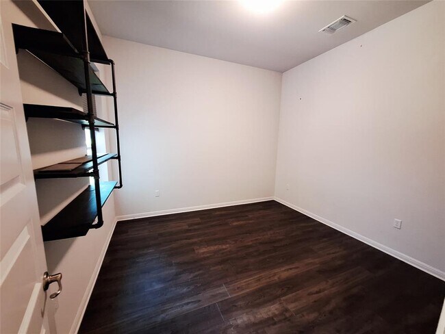 Building Photo - 7800 Hillock Terrace