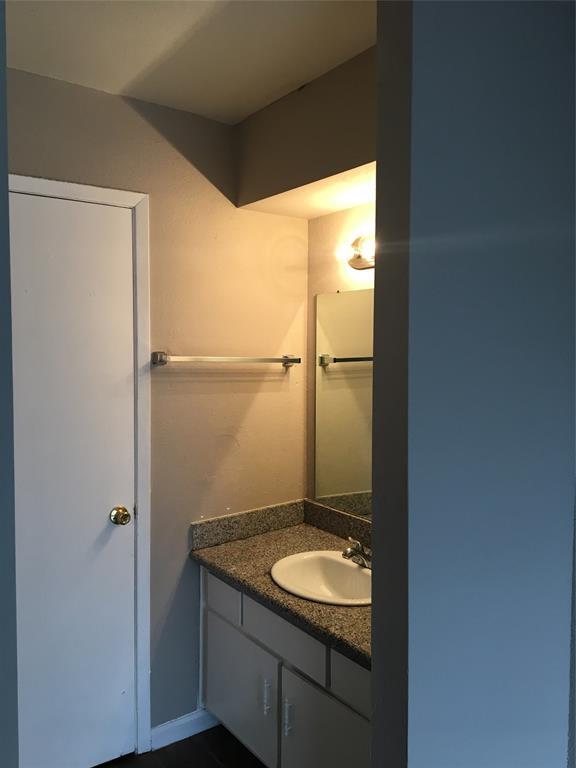 Building Photo - 5625 Antoine Dr