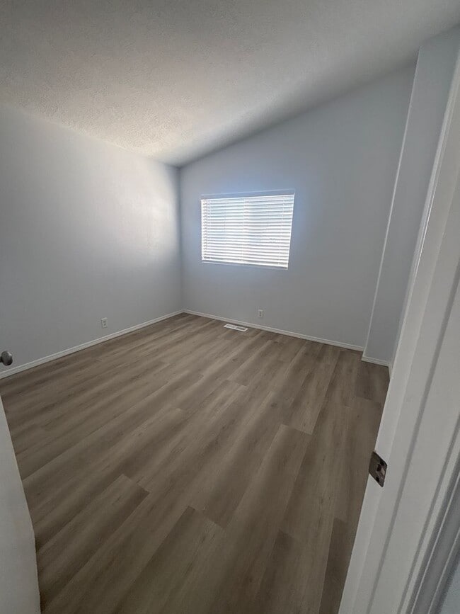 Building Photo - 5 Bedroom House