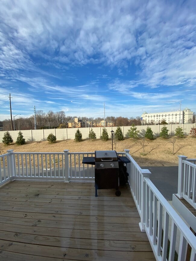 Building Photo - 295 Phoenix Dr
