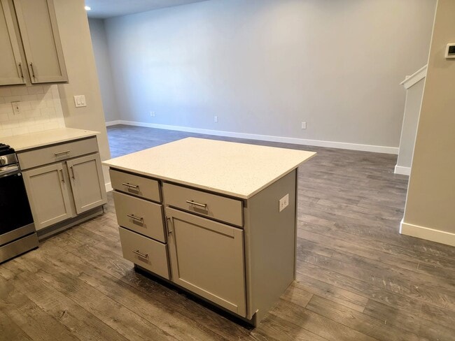 Building Photo - Stunning Townhomes!