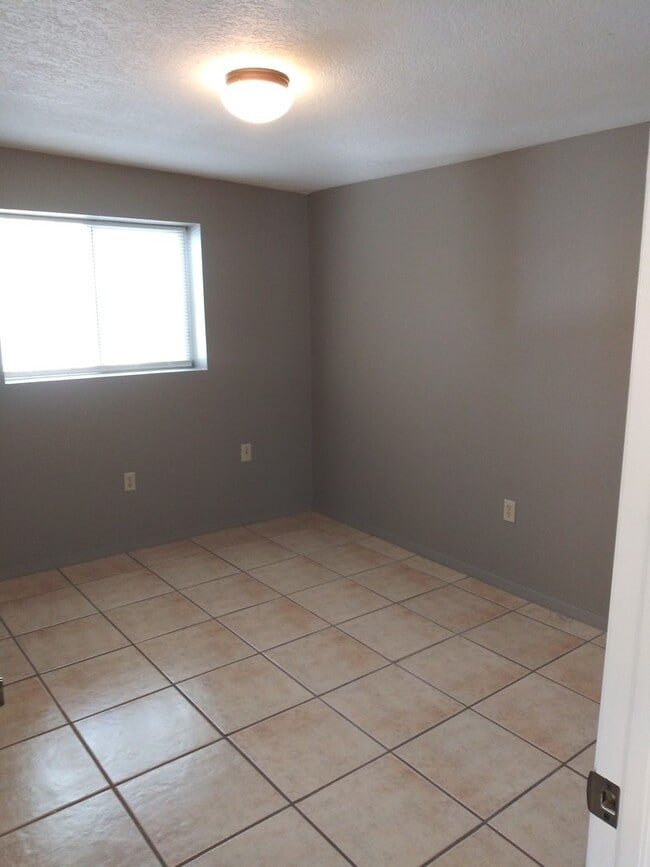 Building Photo - Renovated super cute 2 bedroom home