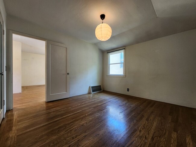 Building Photo - Spacious One bedroom with In-unit Laundry Available April 5th.