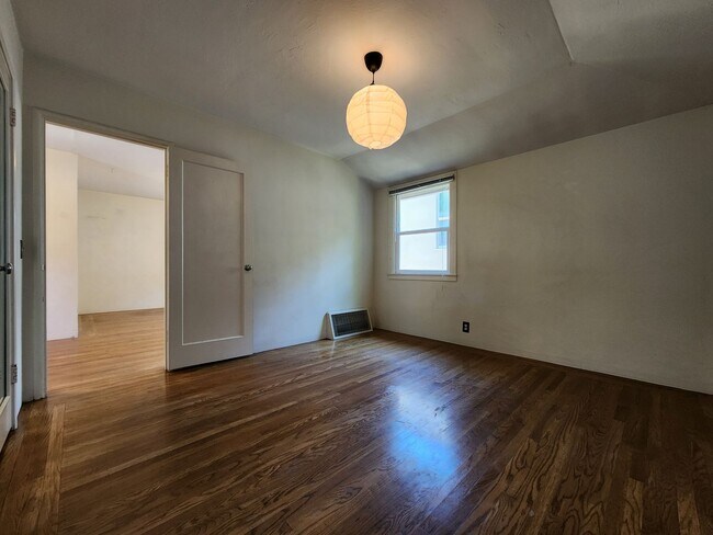 Building Photo - Spacious One bedroom with In unit Laundry