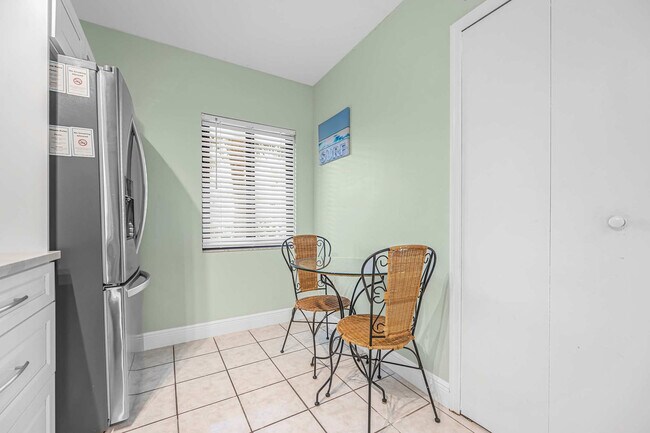 Building Photo - 39 Tulip Ave