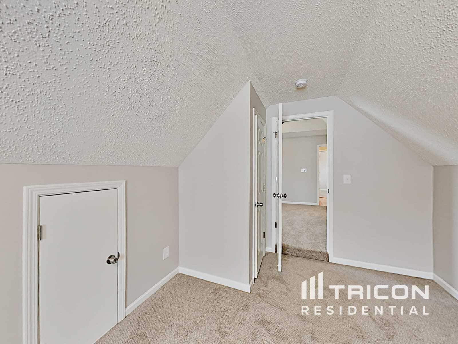 Building Photo - 3016 Queensdale Dr