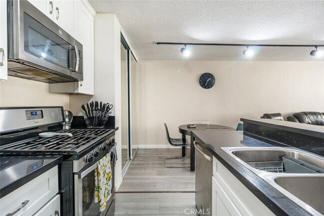 Building Photo - 421 La Fayette Park Pl