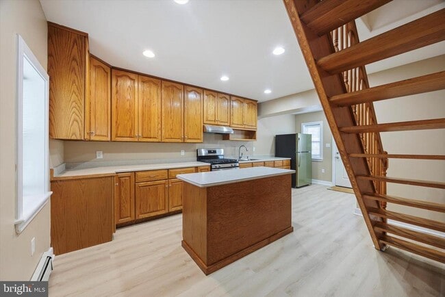 Building Photo - 606 Vernon St