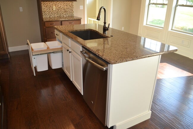 Building Photo - 5627 Spicewood Dr