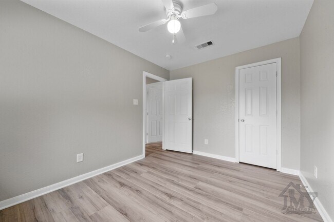 Building Photo - Duplex For Lease