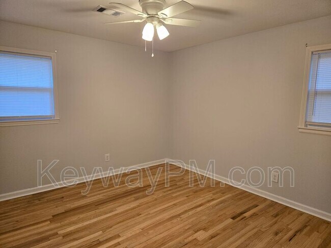 Building Photo - 4580 Hickory Dr