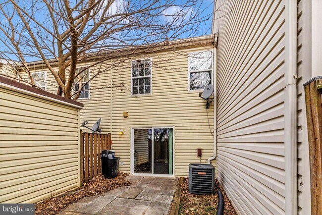 Building Photo - 584 Cotswold Ct