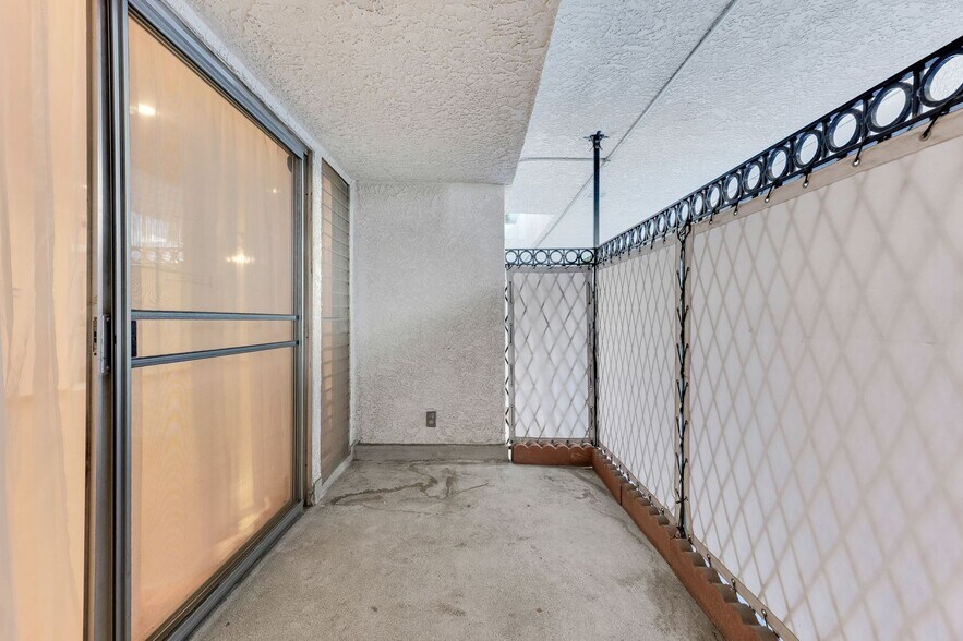 Building Photo - 4950 Louise Ave