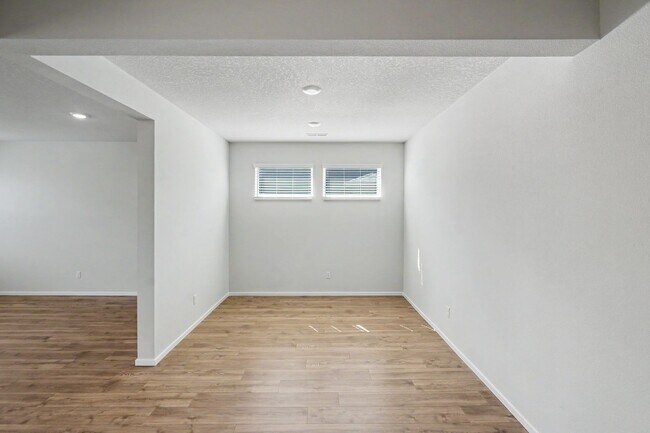 Building Photo - 4 Bed (plus BONUS ROOM), 2.5 Bath Newer Home in NE Salem