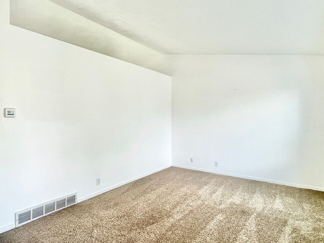 Building Photo - Lovely Sandy Home in Well Kept Neighborhood!