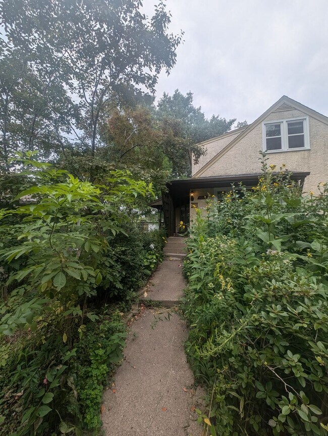 Building Photo - Charming Garden Oasis in West St. Paul – F...