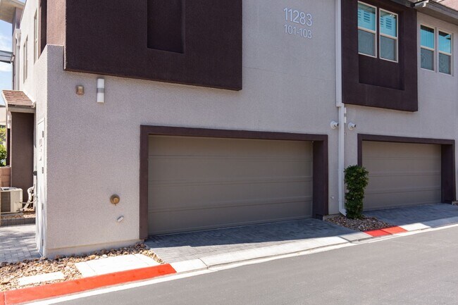 Building Photo - Fully furnished luxury townhome in Affinit...