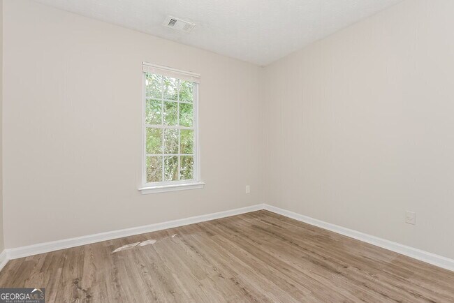 Building Photo - 6125 Pineneedle Dr SW