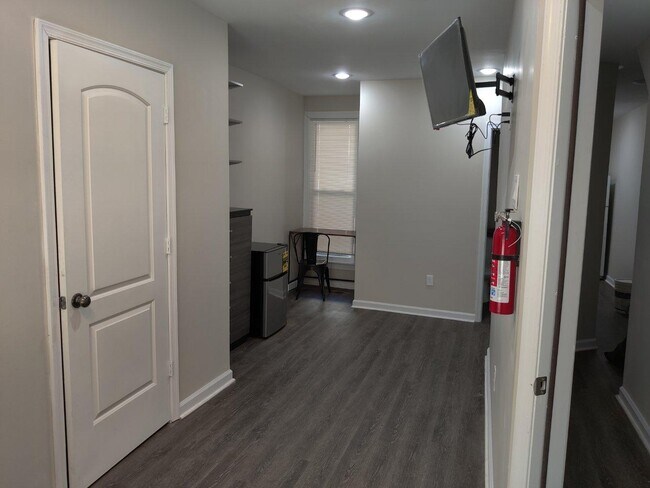 Building Photo - 5535 Crowson St