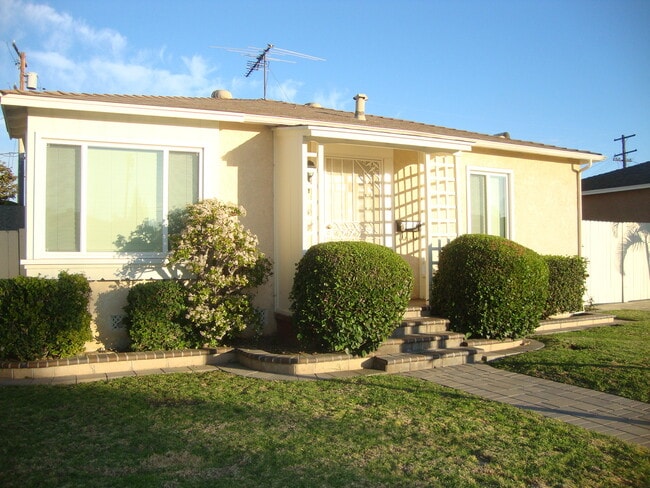 Building Photo - Refined Single-Family Residence in Desirable Bixby North